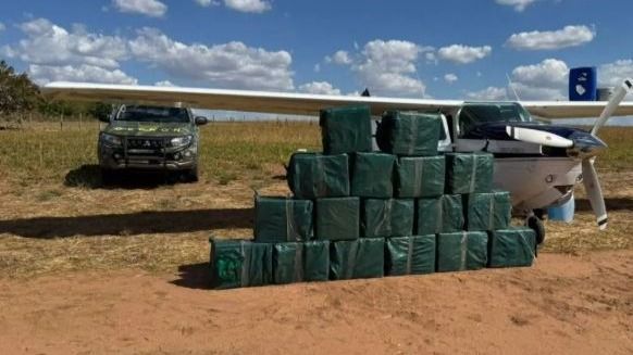 AVIÃO É APREENDIDO COM 1 TONELADA DE COCAÍNA EM ALTO GARÇAS-MT