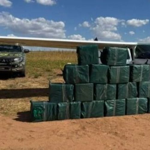 AVIÃO É APREENDIDO COM 1 TONELADA DE COCAÍNA EM ALTO GARÇAS-MT
